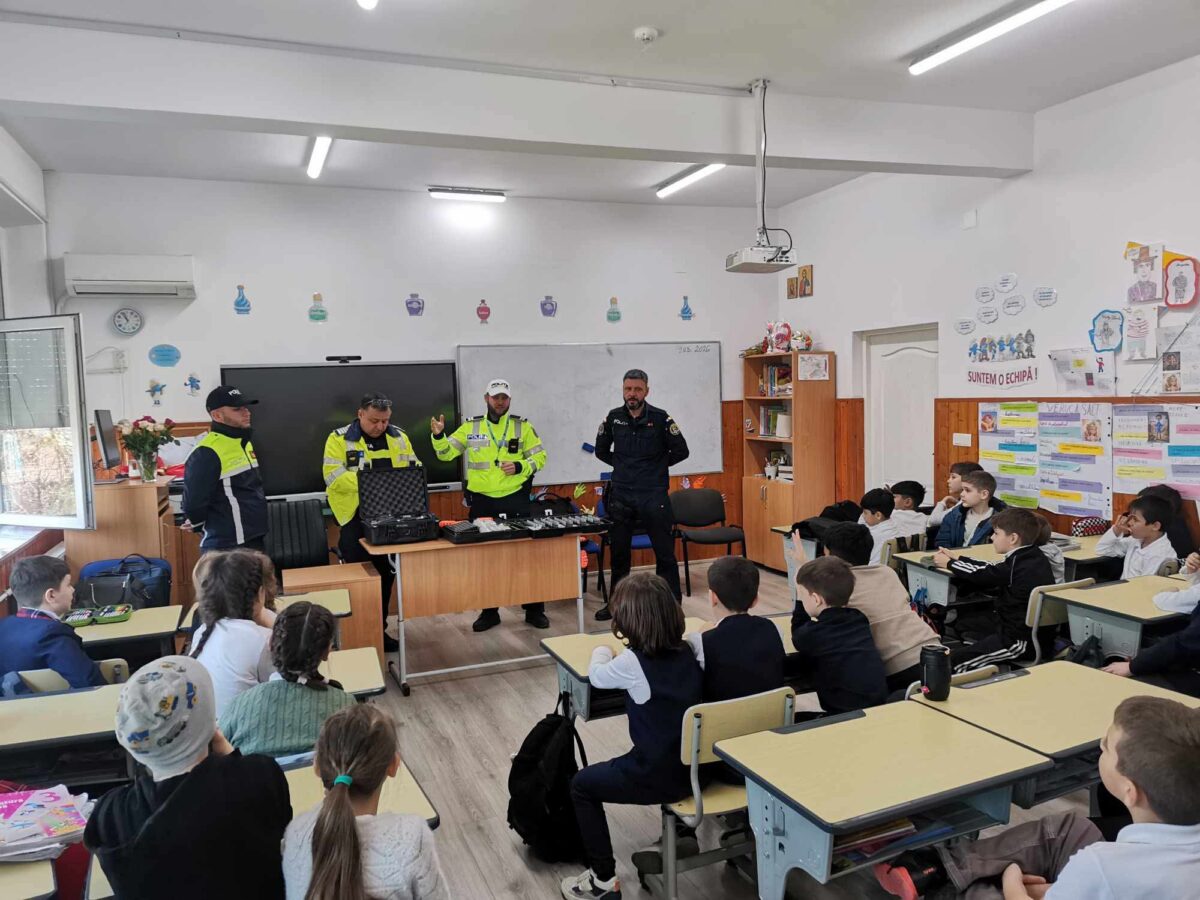 Activități de educație rutieră pentru elevii din Măcin. Polițiștii le-au explicat cum să circule în siguranță / foto