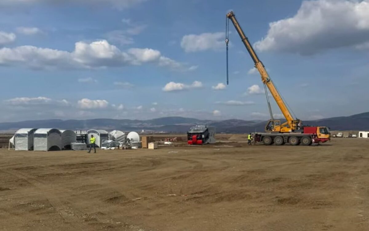 Antreprenorul autostrăzii A8 a început organizarea de șantier în Lăzarea pentru lucrări rapide