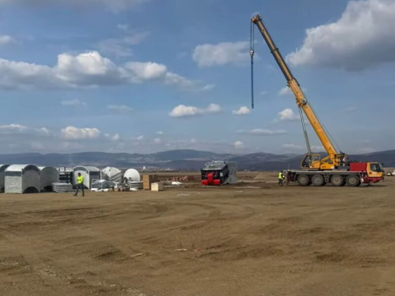 Antreprenorul autostrăzii A8 a început organizarea de șantier în Lăzarea pentru lucrări rapide