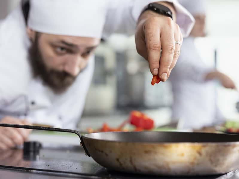 bucatar Sursa foto freepik.com