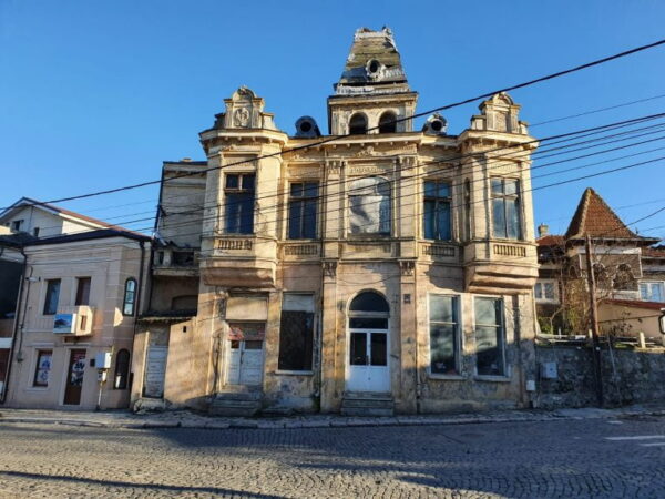 Casa „Cireșica” din Tulcea, monumentul abandonat de stat: povestea casei istorice vândute de mai multe ori și lăsate să se prăbușească