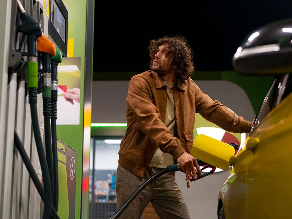 Creșteri semnificative la prețurile carburanților în România pe fondul tensiunilor internaționale