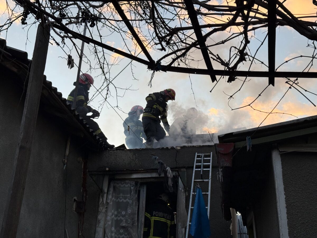 Incendiu la o casă din Tulcea: pompierii au intervenit de urgență, după ce vecinii au observat fumul ieșind din acoperiș/video