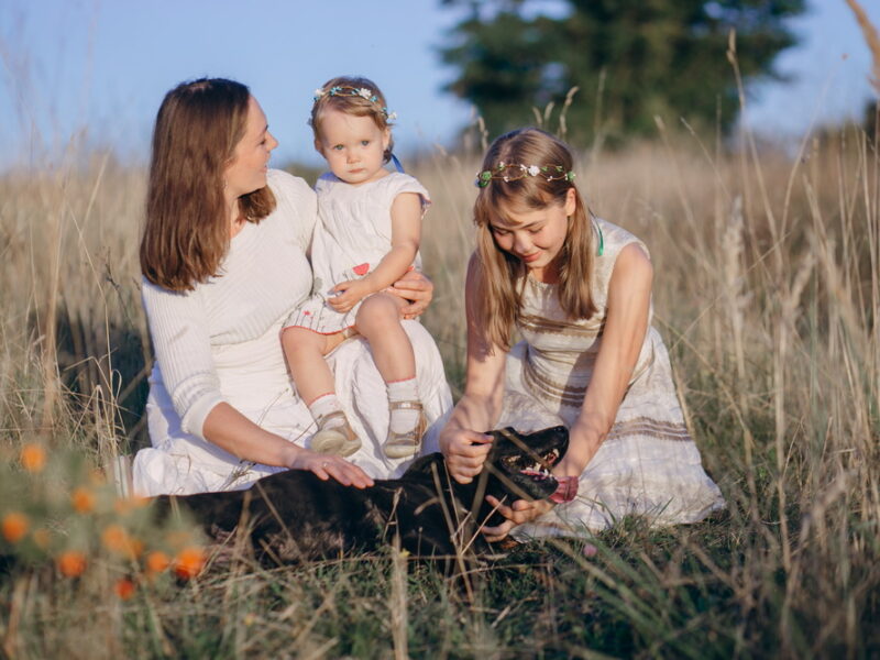 Bani de la stat pentru firmele din Tulcea care angajează mame cu trei sau mai mulți copii. Subvenție de 2.250 de lei pe lună