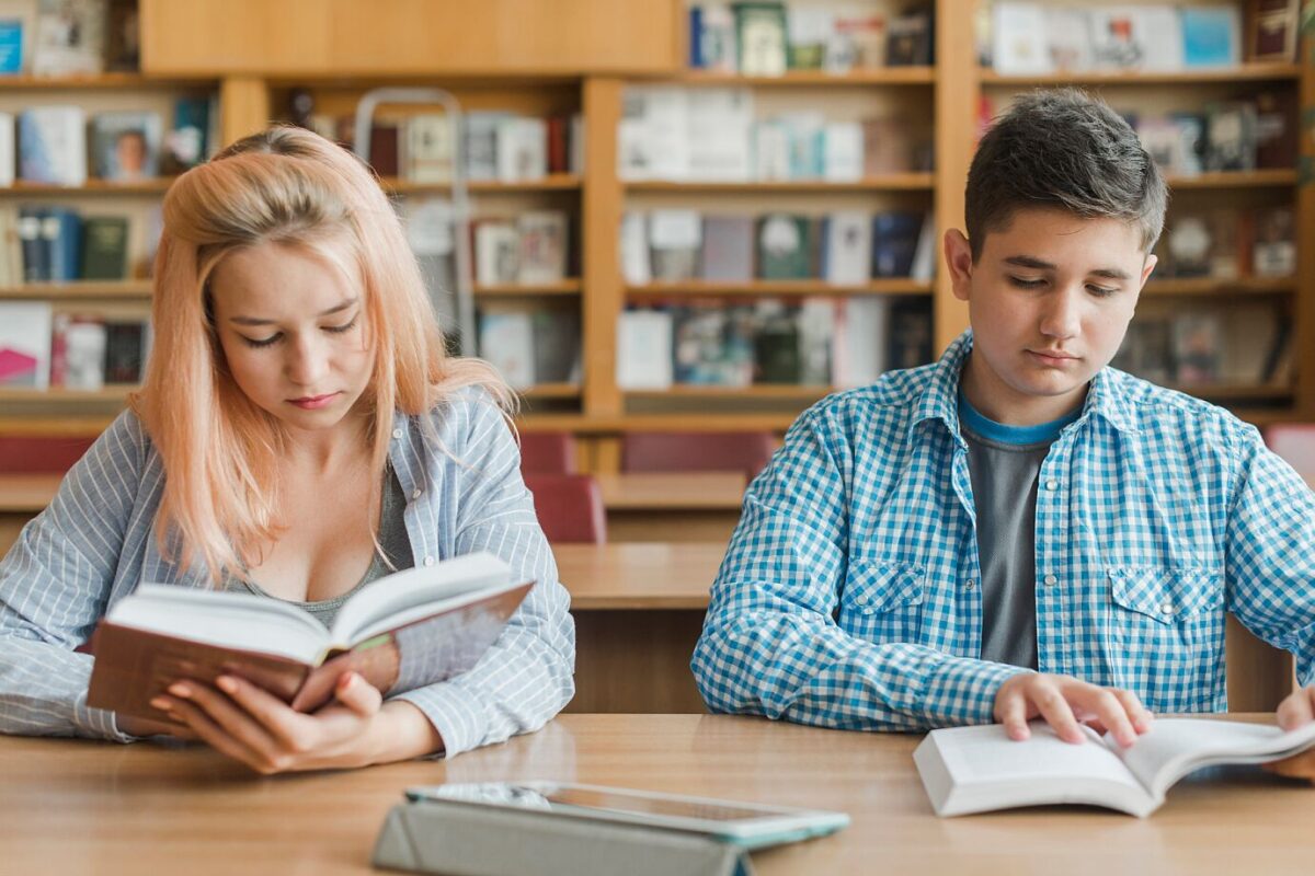 Ministerul Educației transformă excepția legislativă în regulă pentru manualele de liceu