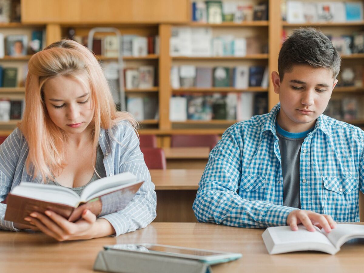 Ministerul Educației transformă excepția legislativă în regulă pentru manualele de liceu