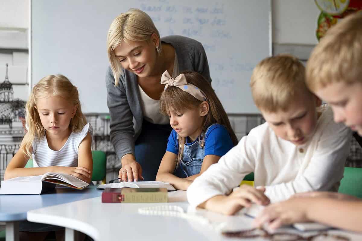 Peste 370 de profesori au demisionat după aplicarea Legii Bolojan în educație