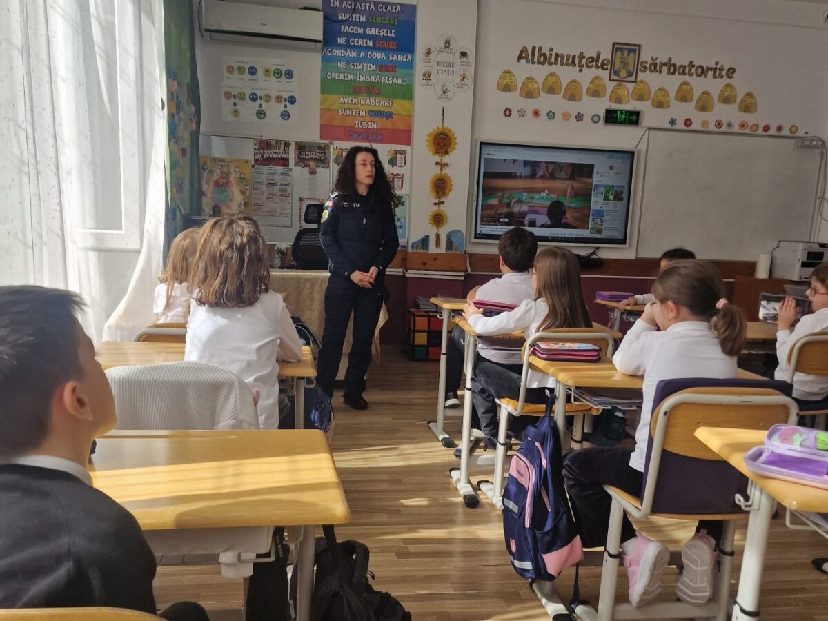 IPJ Tulcea intră în școli: lecție „anti-bullying” pentru elevi! 52 de copii, față în față cu realitatea online și offline