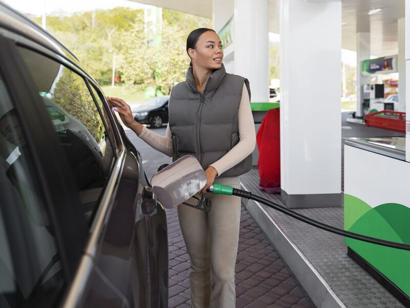 Prețul petrolului atinge 116 dolari pe baril și afectează prețurile carburanților în România