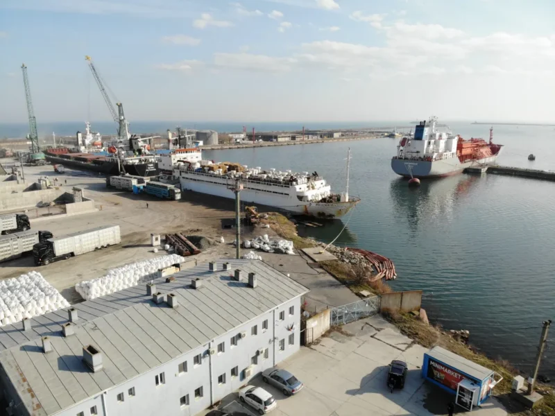 Remorcher scufundat în Portul Midia cu cinci persoane la bord, un marinar decedat