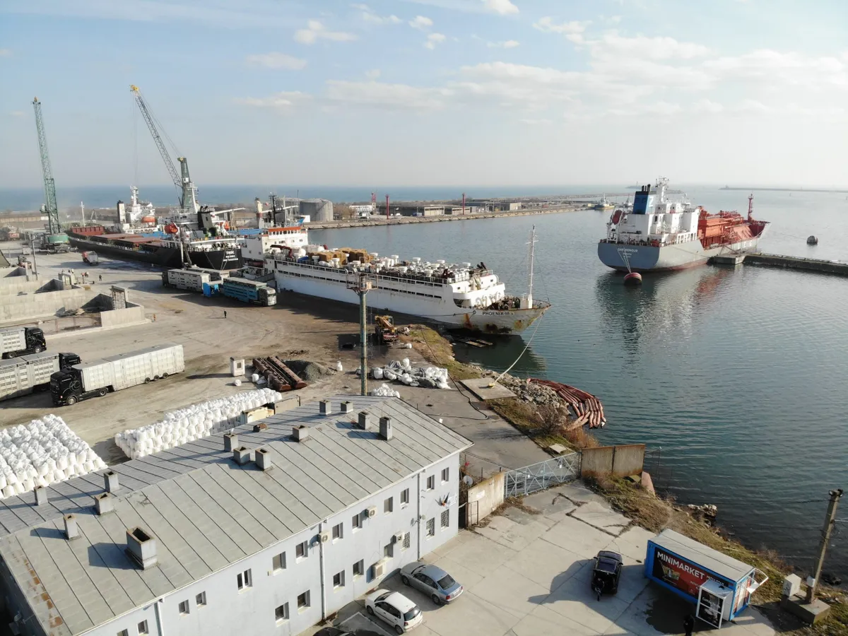 Remorcher scufundat în Portul Midia cu cinci persoane la bord, un marinar decedat