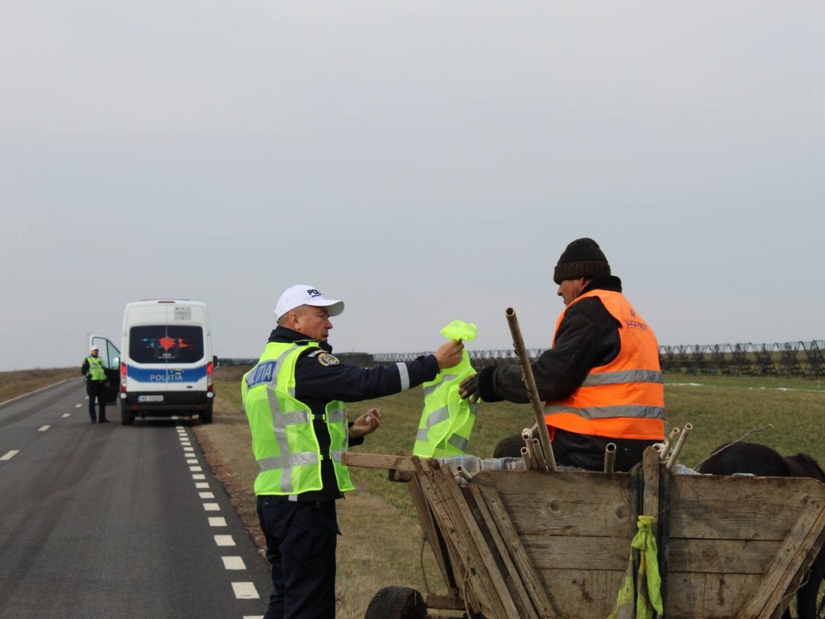 Campanie a poliției la Tulcea: veste reflectorizante pentru pietoni, căruțași și bicicliști, pentru a fi mai vizibili în trafic / foto