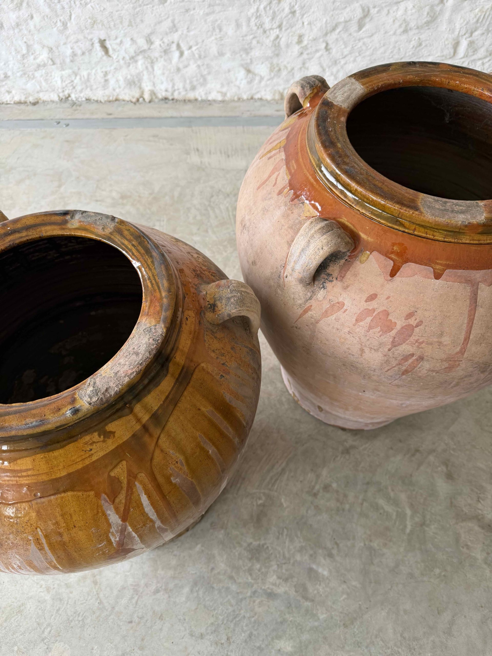 Pair of Late 19th-Century Spanish Miravet Olive Pots from Tarragona - Image 5