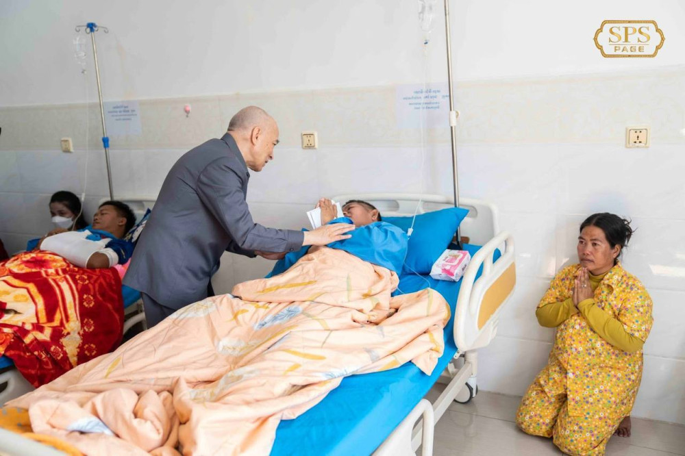King Sihamoni Honors Wounded Soldiers at Preah Ket Mealea Hospital