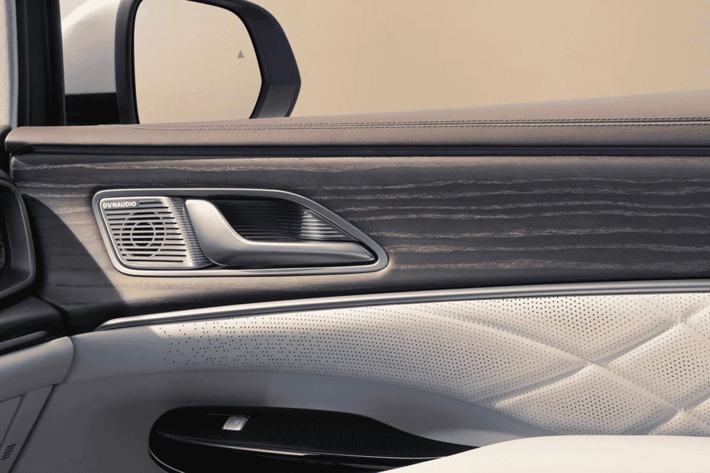 Penutupan Otomatis yang Lembut, Interior dihiasi dengan trim kayu asli