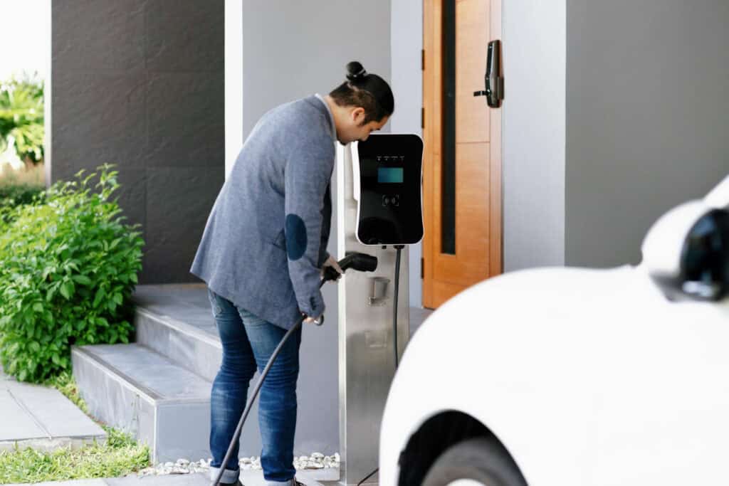 Charging mobil listrik di rumah dengan infrastruktur yang benar dan aman