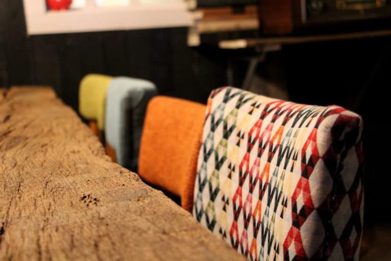 Unieke en kleurrijke tapijten en stoelen voor een gezellig interieur.