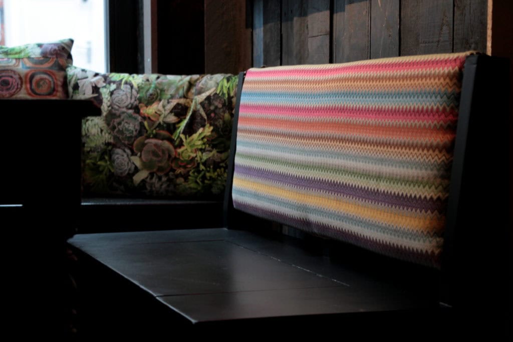 Decoratieve vloerbekleding met opvallende, kleurrijke en textielpatronen.
