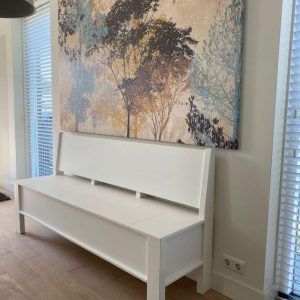 Klein, wit houten bank met opbergruimte, perfect voor binnen en buiten.