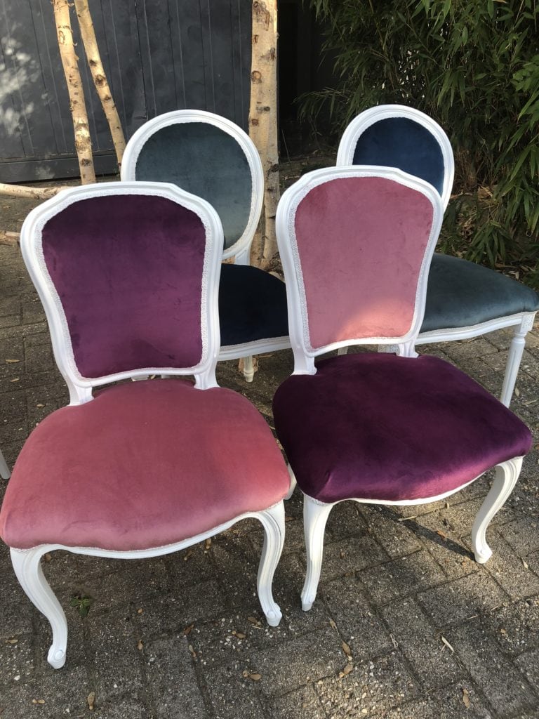 Antieke stoelen met een kleurrijk fluwelen bekleding, perfect voor een stijlvolle inrichting.