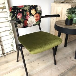 Unieke mix van vintage en modern meubeldesign in een sfeervolle kamer.