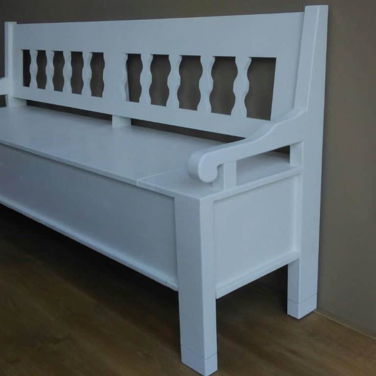 Klassieke witte houten bank met opbergruimte, perfect voor vintage interieur en tuin.