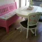 Klassieke landelijke eetkamer set met vintage bloemrijke stoffen bekleding en gestileerde houten details.