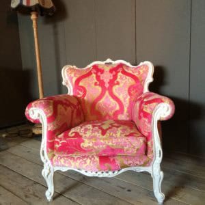 Elegante vintage fauteuil met rood en goud velvet stof en witte houten details.