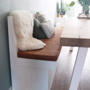 Gezellige zitplek met comfy kussens en fleece, ideale plek voor ontspanning in huis.