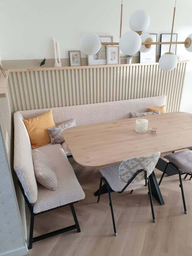 Gezellige eetkamer met modern interieur en houten details voor een warme sfeer.