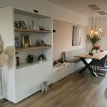 Moderne woonkamer met natuurlijke decoraties en gezellige verlichting.