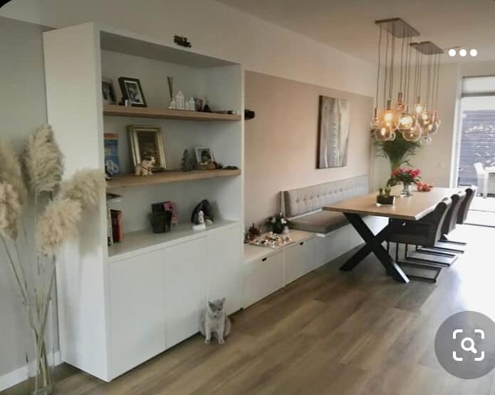 Moderne woonkamer met natuurlijke decoraties en gezellige verlichting.