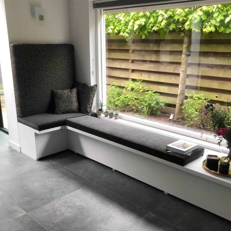 Elegante tuftbank met thematisch deurschaduw voor een moderne, gezellige sfeer.