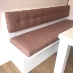 Antieke bank met nieuw bekleding en strak design, perfect voor modern interieur.