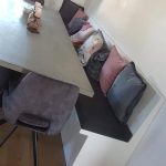 Decoratief kussen voor moderne eetkamerbank.