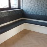 Inbouwbank met donkergrijze stoffering, ideaal voor extra zitruimte en comfortabel sfeer detalles.