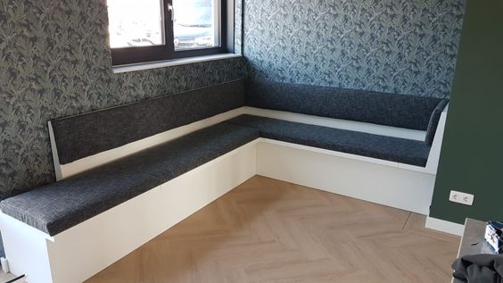 Inbouwbank met donkergrijze stoffering, ideaal voor extra zitruimte en comfortabel sfeer detalles.