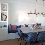 Stijlvolle eetkamer met modern meubeldesign en sfeervolle verlichting.