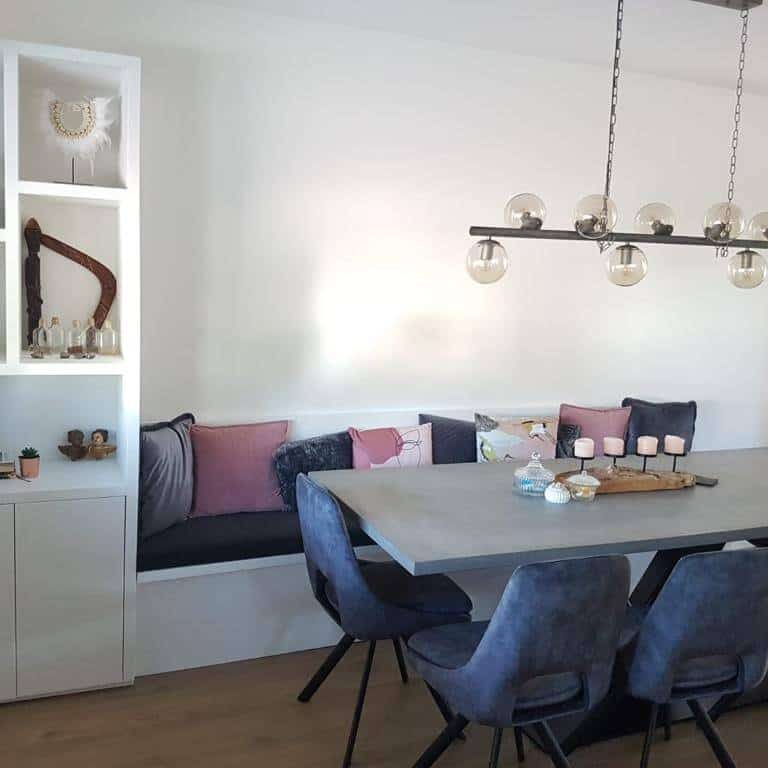 Stijlvolle eetkamer met modern meubeldesign en sfeervolle verlichting.