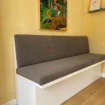 Thee bank met moderne uitstraling, perfect voor gezellige zithoek.