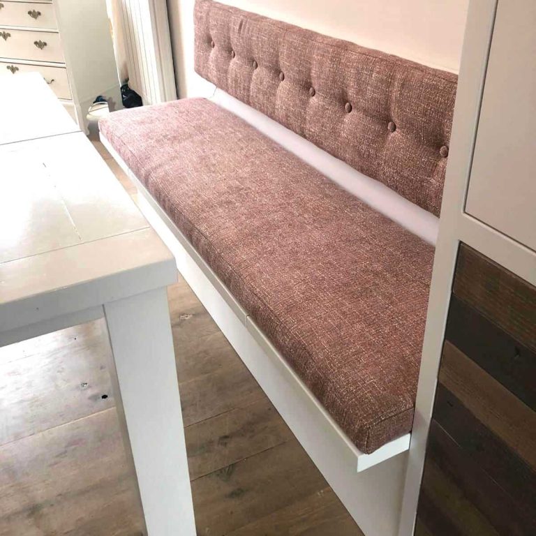 Klassieke bank met nieuwe, stijlvolle bekleding voor een frisse uitstraling.