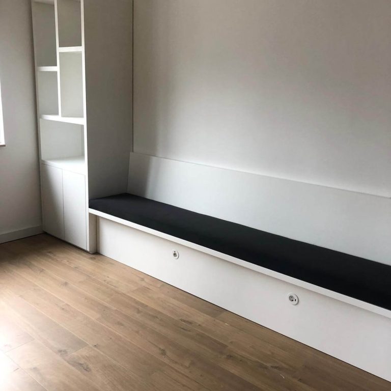 Alt: Modern wit meubel met opbergruimte en zitruimte, design voor eigentijds interieur.