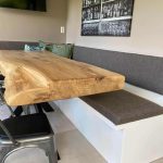 Modern interieur met rustiek houten tafel en stijlvolle zitbank.
