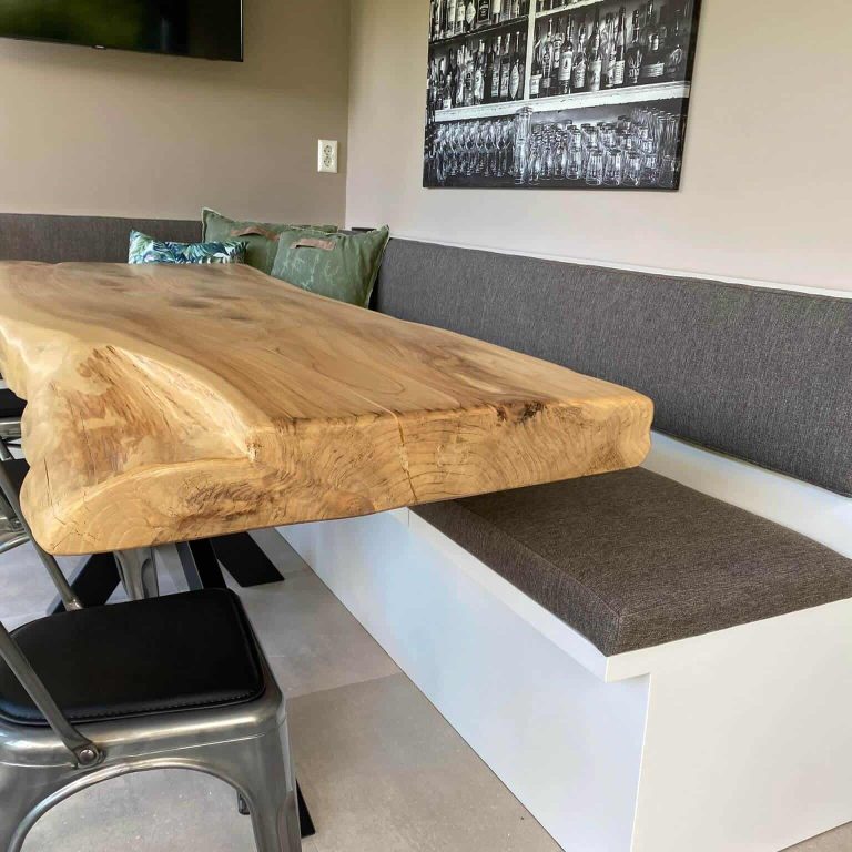 Modern interieur met rustiek houten tafel en stijlvolle zitbank.