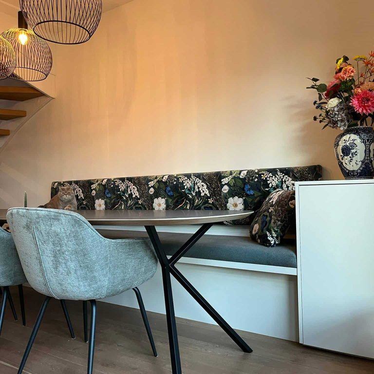Moderne eetkamer met eettafelbank stoelen en een kast op maat