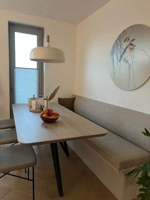 Moderne eetkamer met minimalistisch design en natuurlijke kleuren.