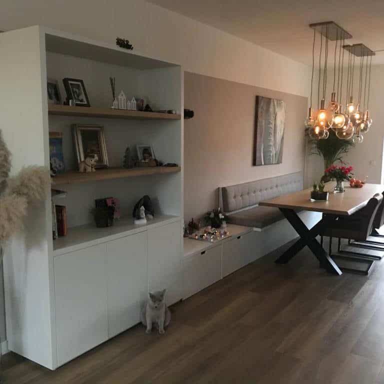 Oud is nieuw in modern interieur, warme kleuren en sfeervolle decoratie.