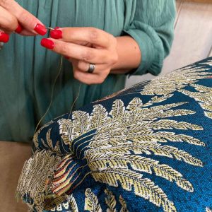 Kleurrijke handarbeid met textiel en draad voor authentieke Nederlandse ambacht.