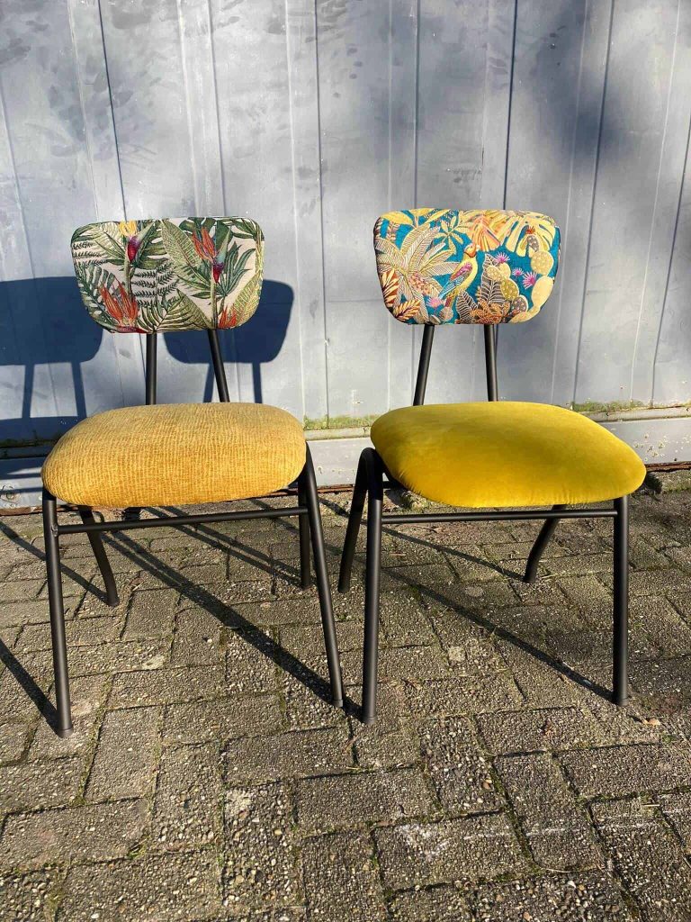 Kleurrijke vintage stoelen met tropical print en geel bekleding, perfect voor trendy interieur of terras.