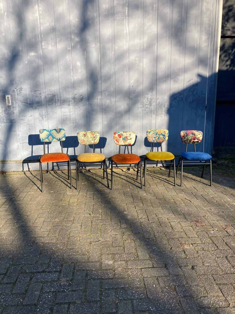Kleurvolle vintage stoelen met tapijten zittingen voor interieur- en decoratiegebruik.